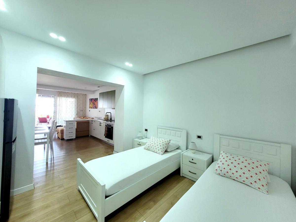 Loi Apartment Sarande Luaran gambar