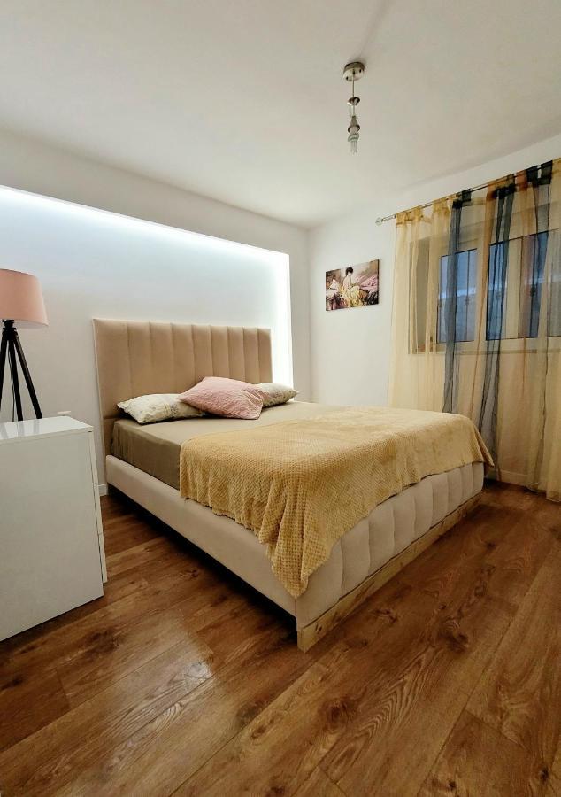Loi Apartment Sarande Luaran gambar